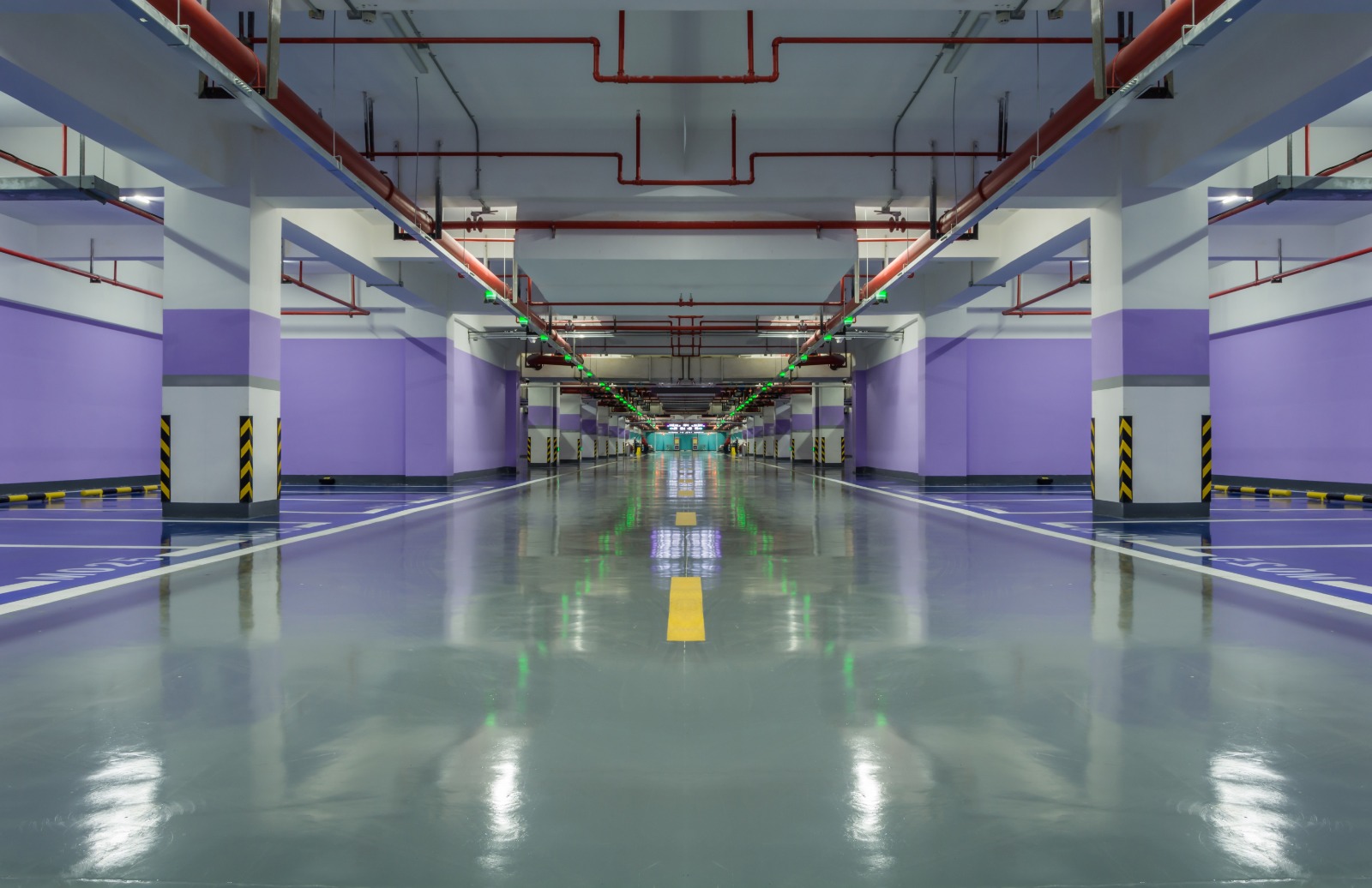 How Epoxy Flooring Contractors Deliver Durable Garage Floors