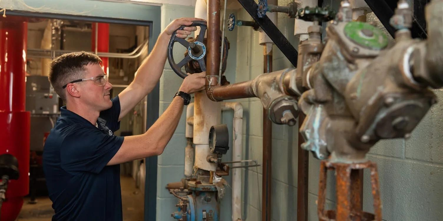 Professional commercial plumber providing plumbing services in Sacramento